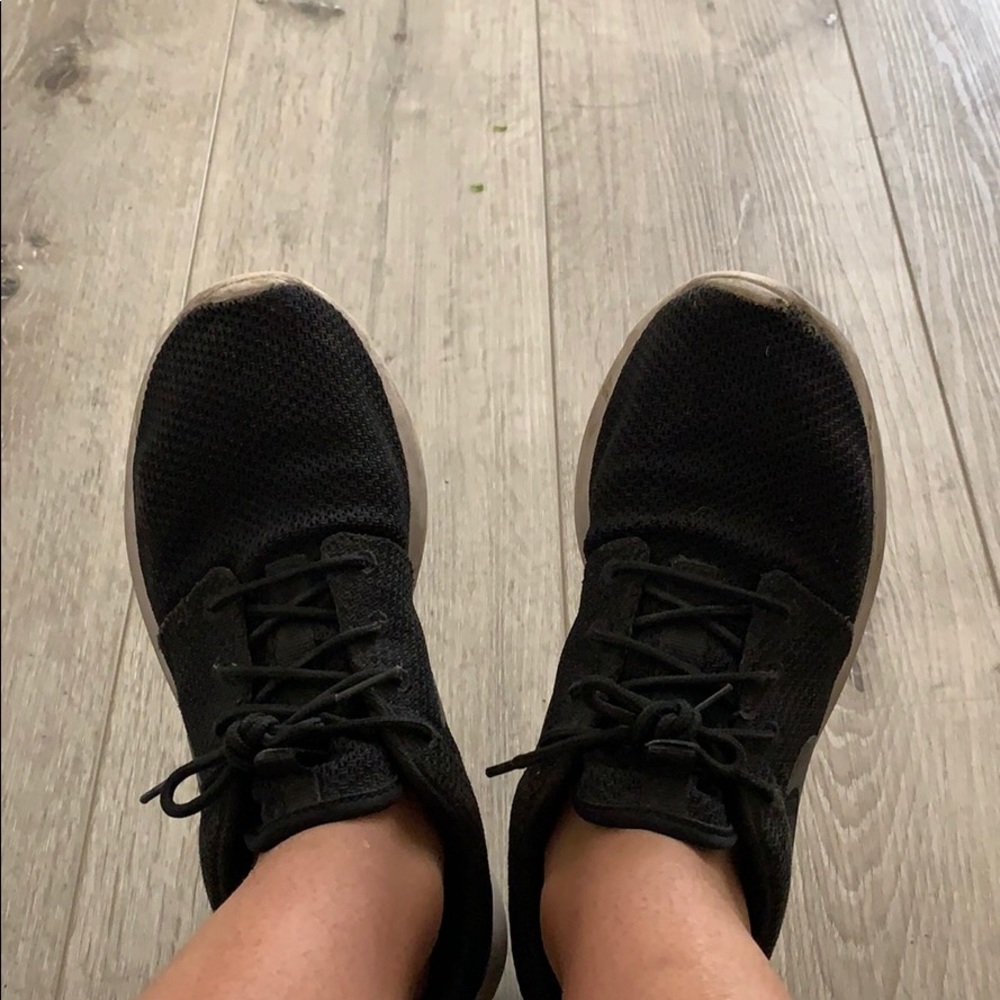 black nike roshe running shoes